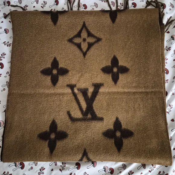 Louis Vuitton Elegant Brown Monogram Scarf